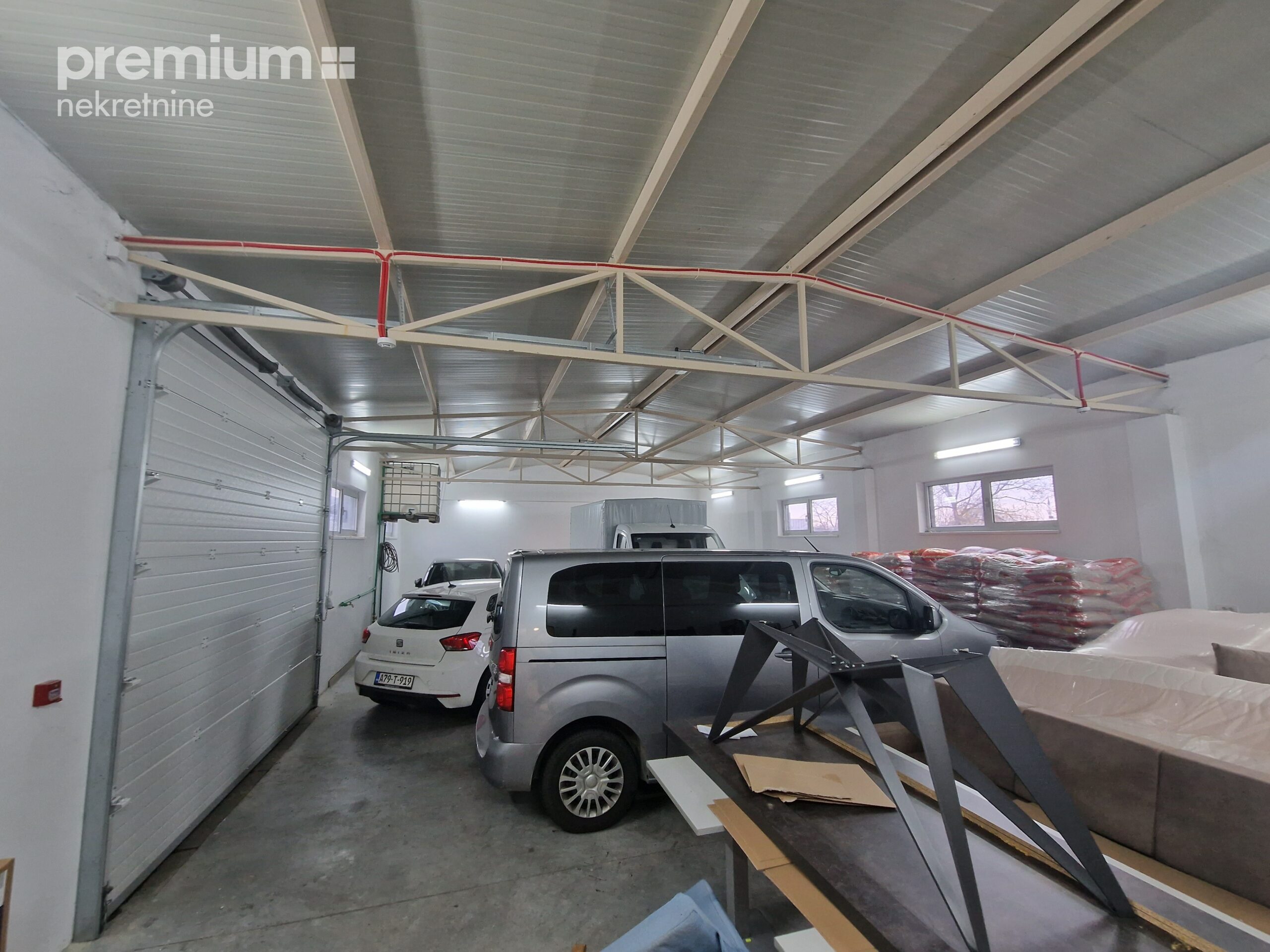 Poslovni prostor – hala, kancelarija i parking
