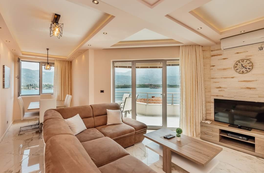 Dvosoban namješten stan sa pogledom na more u Tivtu