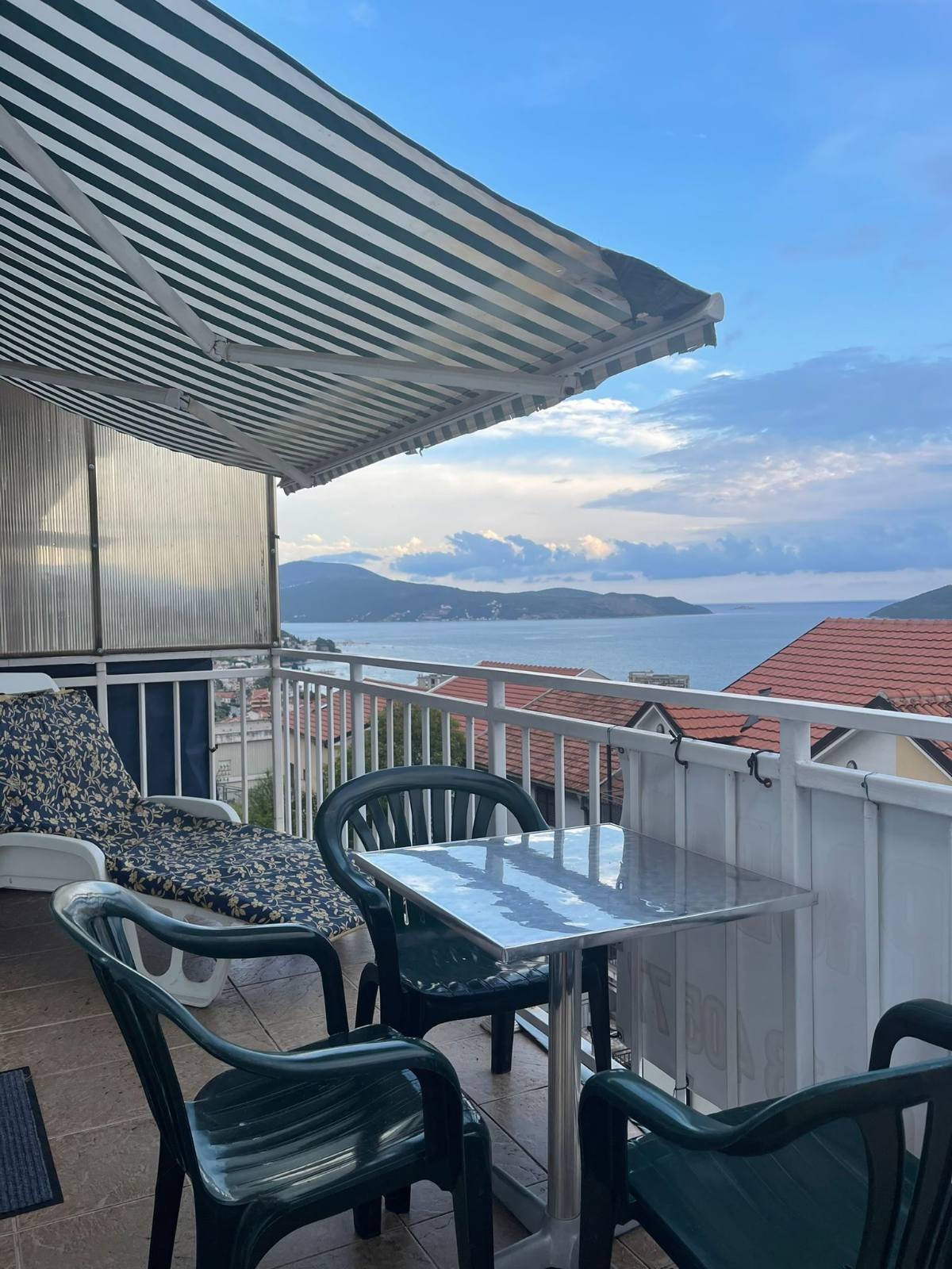 Četvorosoban stan sa pogledom na more u Igalu, Herceg Novi