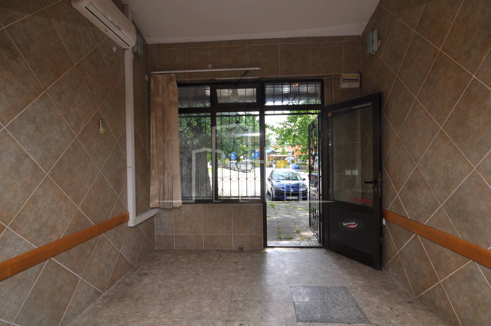 Dvoetažni renoviran poslovni prostor 21.5m²+ galerija prodaja