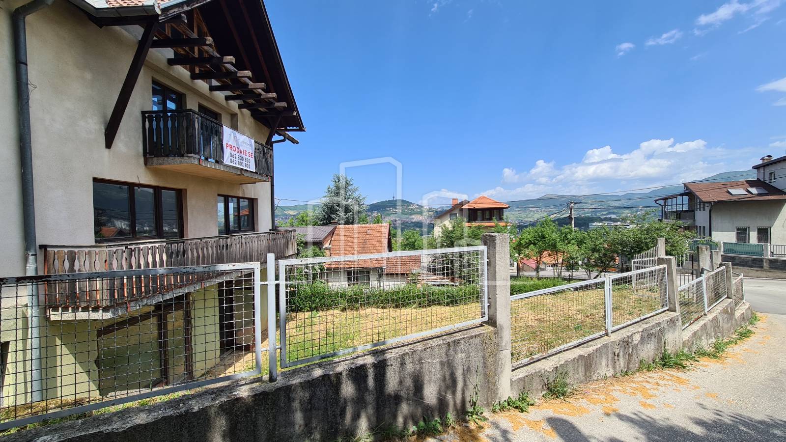 Kuća prodaja 500m² Ul.Trebevićka prizemlje poslovni i 3 sprata stambena , 3 ulaza, plac 412m²