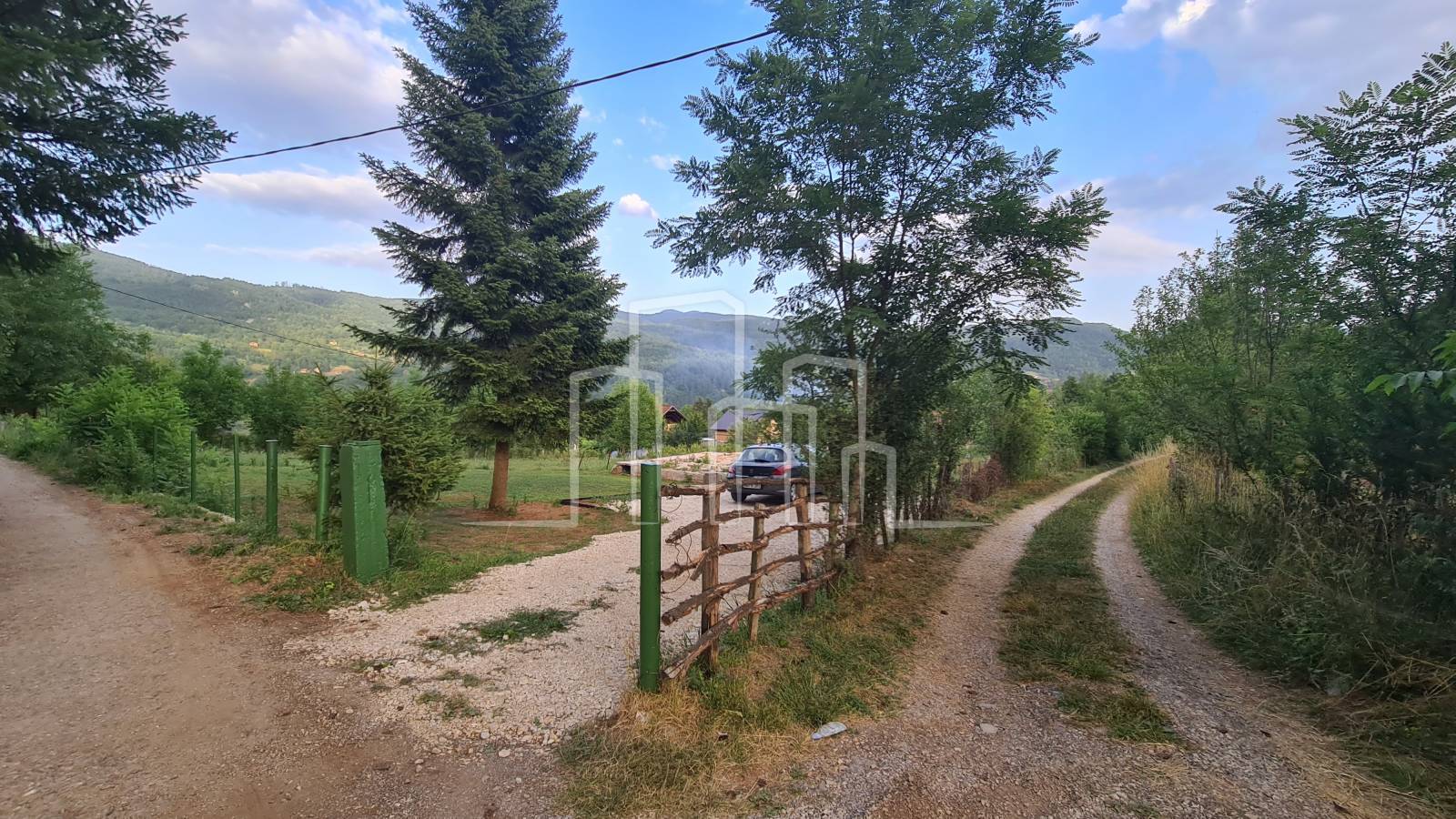 Zemljište 799m² sa upisanim objektom 72m² u osnovi Kijevo Trnovo