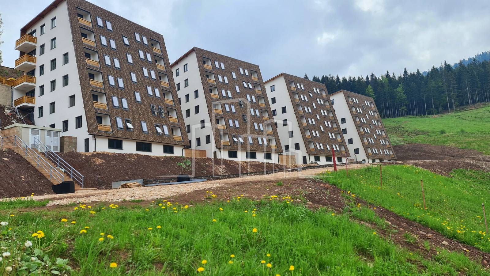 Useljivo Apartman dvije spavaće Ravna planina 45.5m² Objekat C pogled na stazu USELJIVO