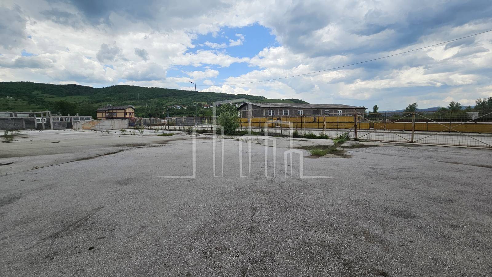 Skladište višenamjensko u privredi 1500m² i 4000m² zemljišta Industrijska zona Ilijaš