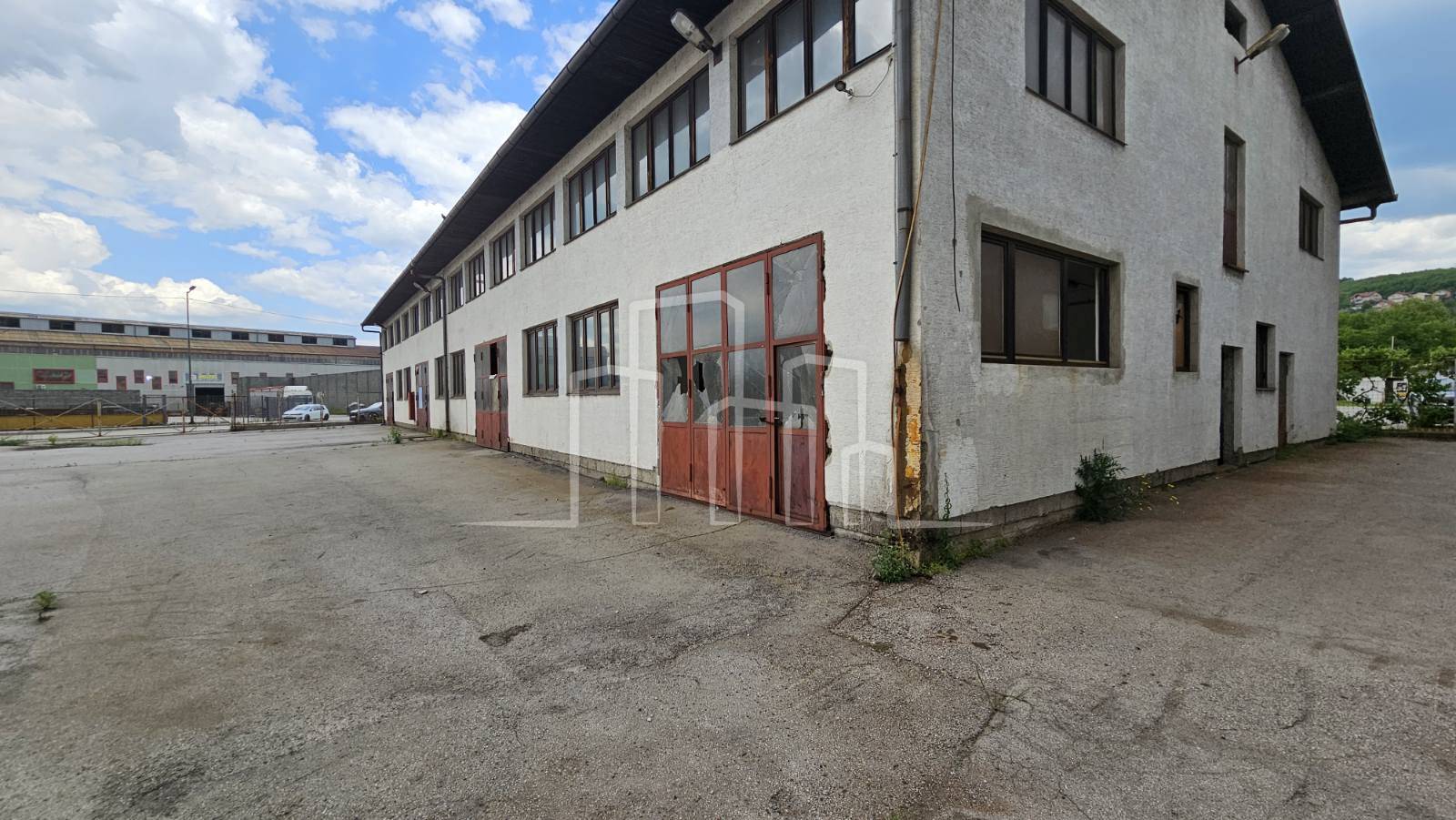 Skladište višenamjensko u privredi 1500m² i 4000m² zemljišta Industrijska zona Ilijaš