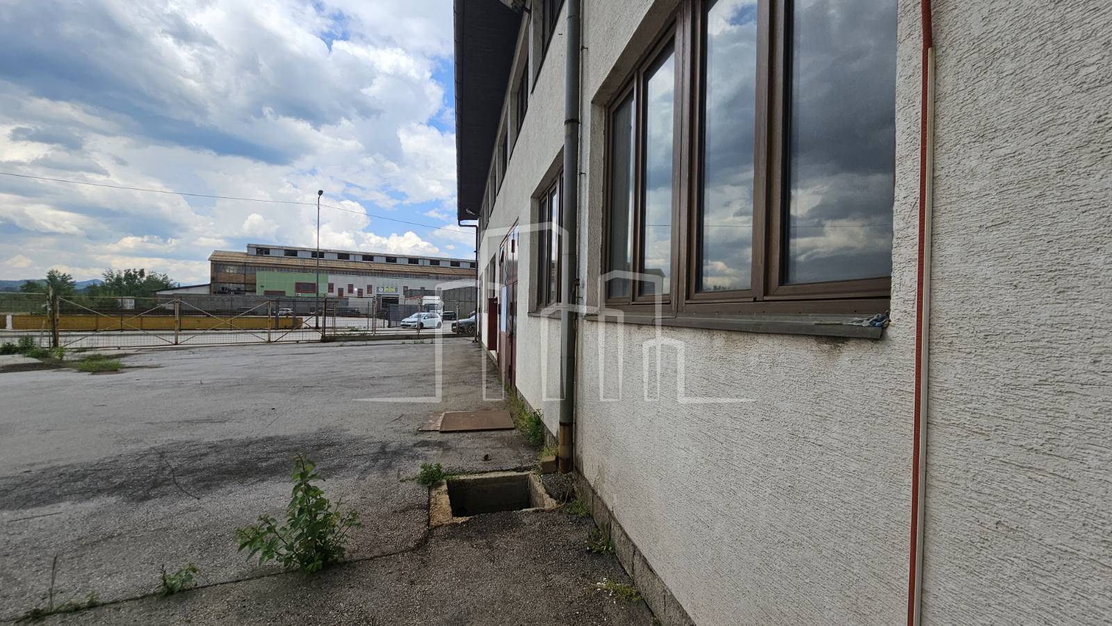 Poslovni prostor višenamjenski u privredi 1500m² i 4000m² zemljišta Industrijska zona Ilijaš