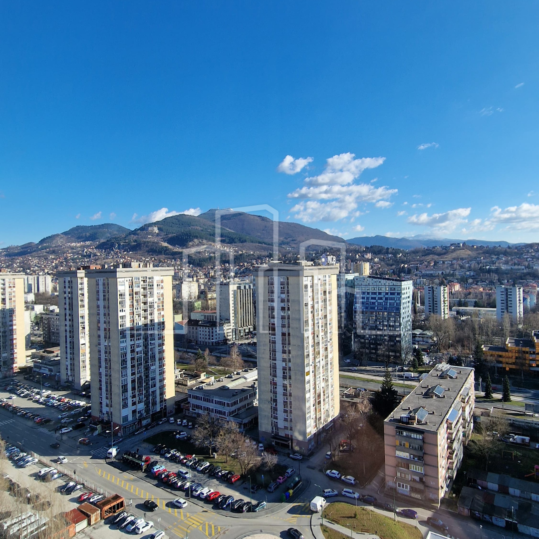 Trosoban stan za najam Sarajevo Tower sa garažom pogled na grad