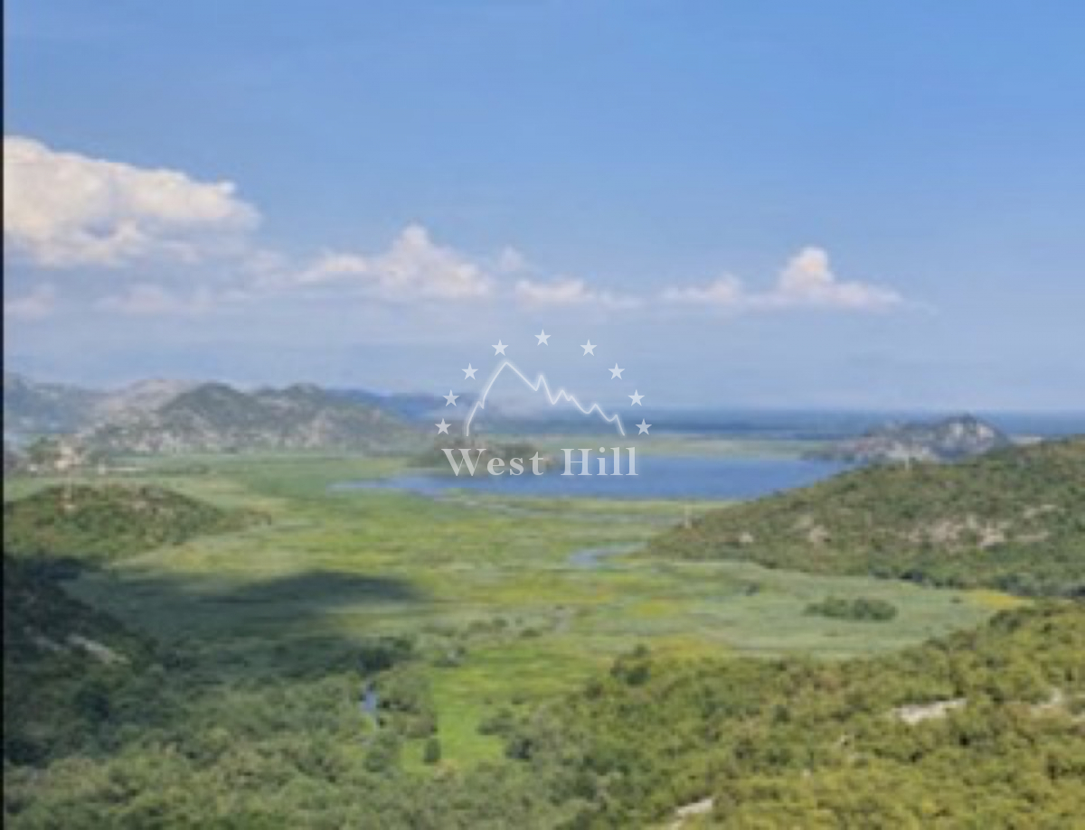 Plac sa pogljedom na jezero