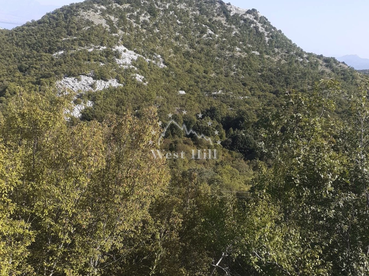 Veliki plac sa pogledom na Skadarsko jezero