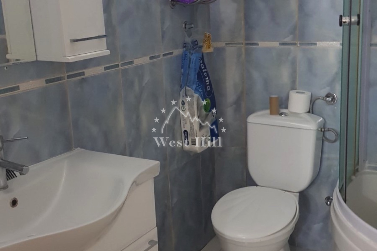 Deo kuće sa 6 apartmana u Zelenom Pojasu