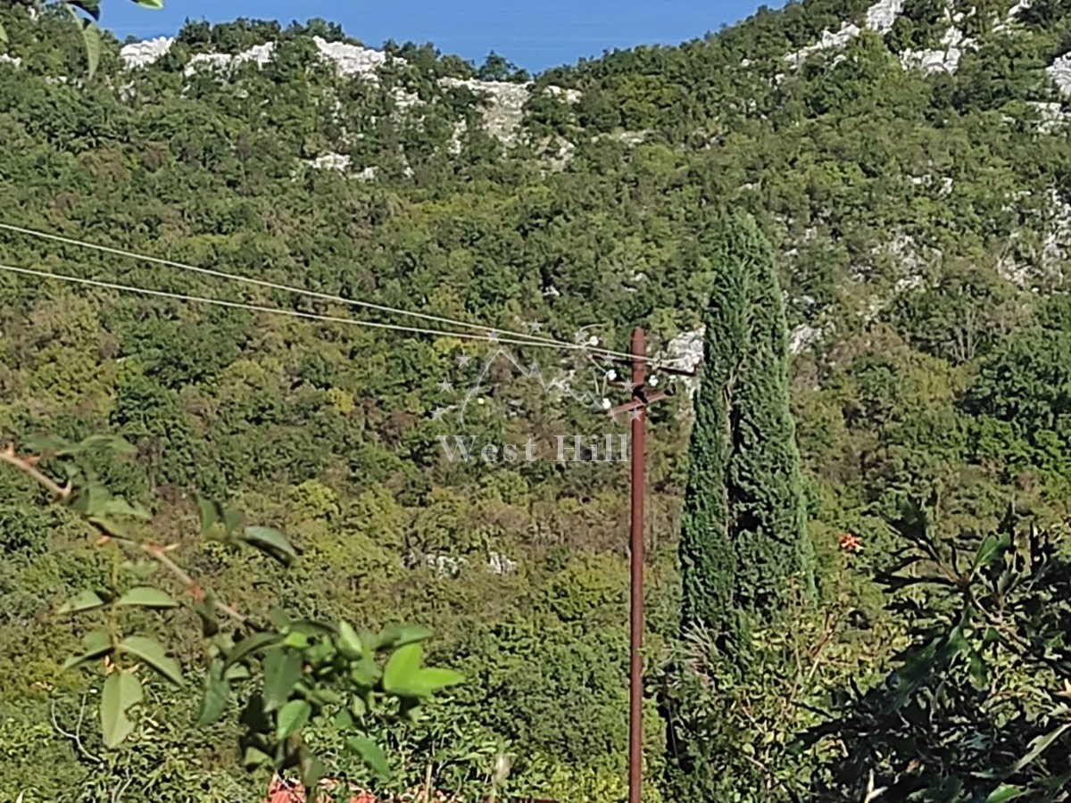 Veliki plac sa pogledom na Skadarsko jezero