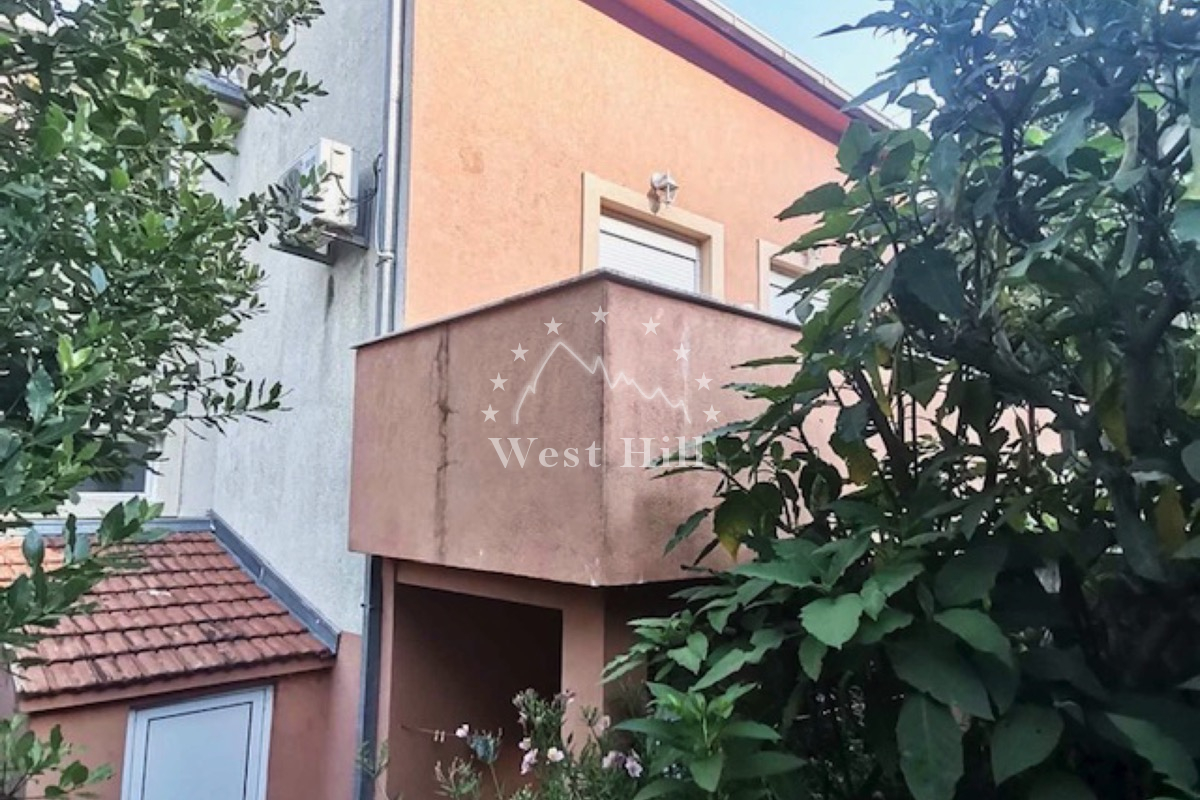 Vila na prvoj liniji sa 6 apartmana