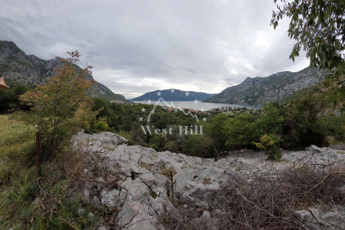 Prodaje se plac u Risnu sa pogledom na zaliv.