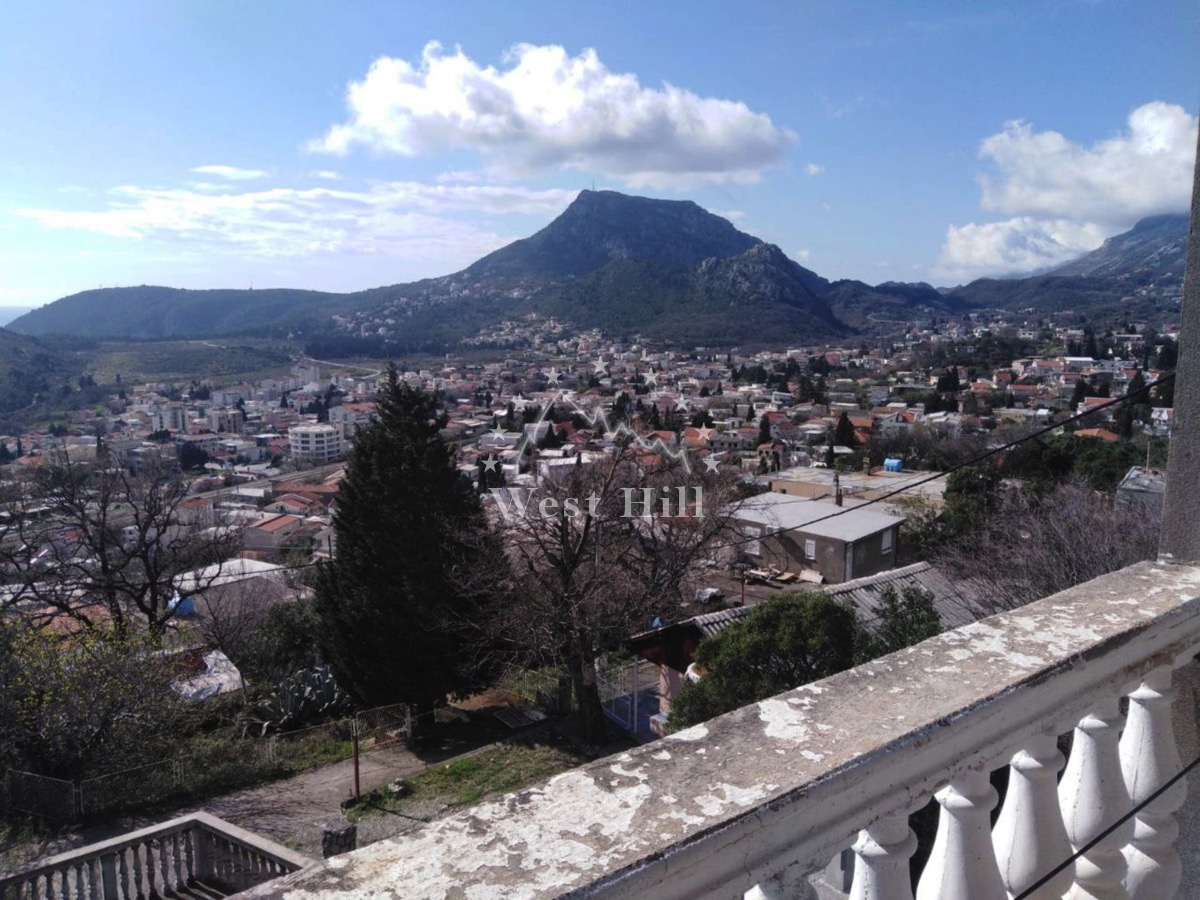 Legalna kuća sa pogledom na more