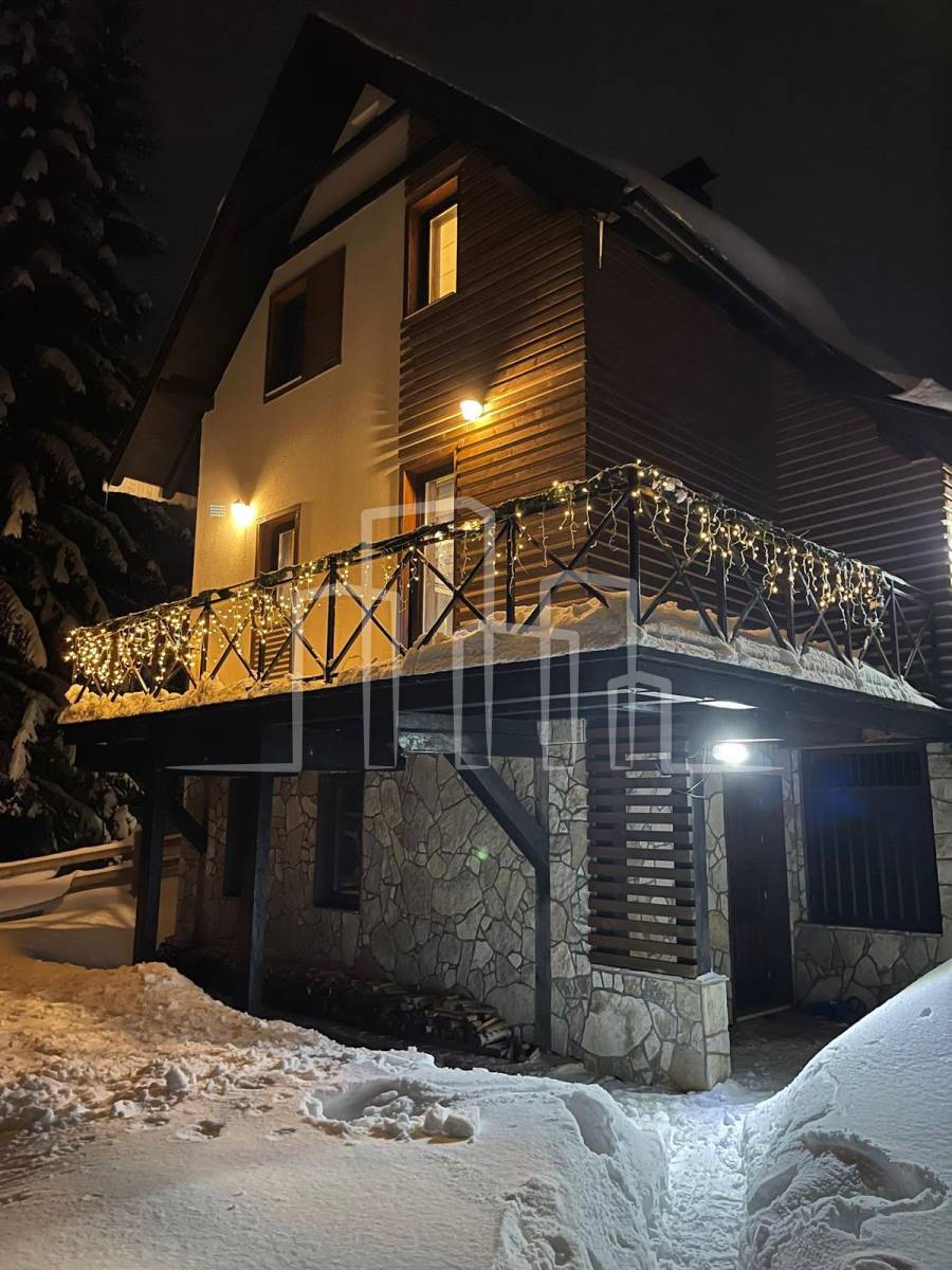 Odlična vikend vila površine stambene 150m² Dvorišta Jahorina na placu od 500m²