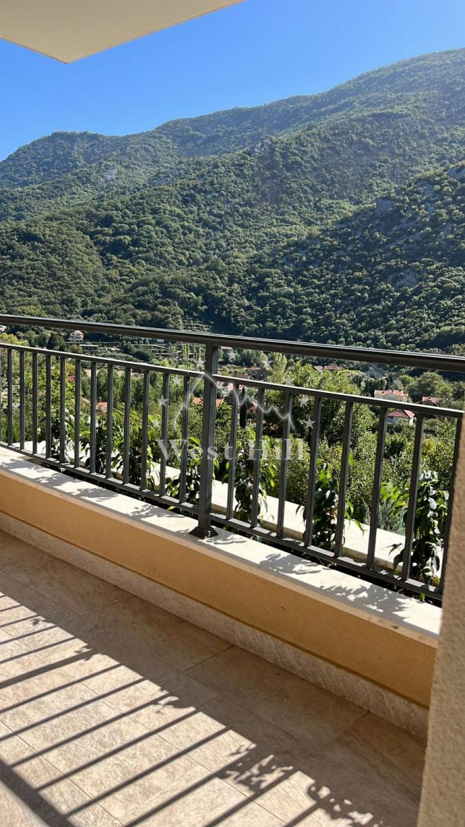 Stan sa pogledom na planinu i more u Lavender Bai Residences