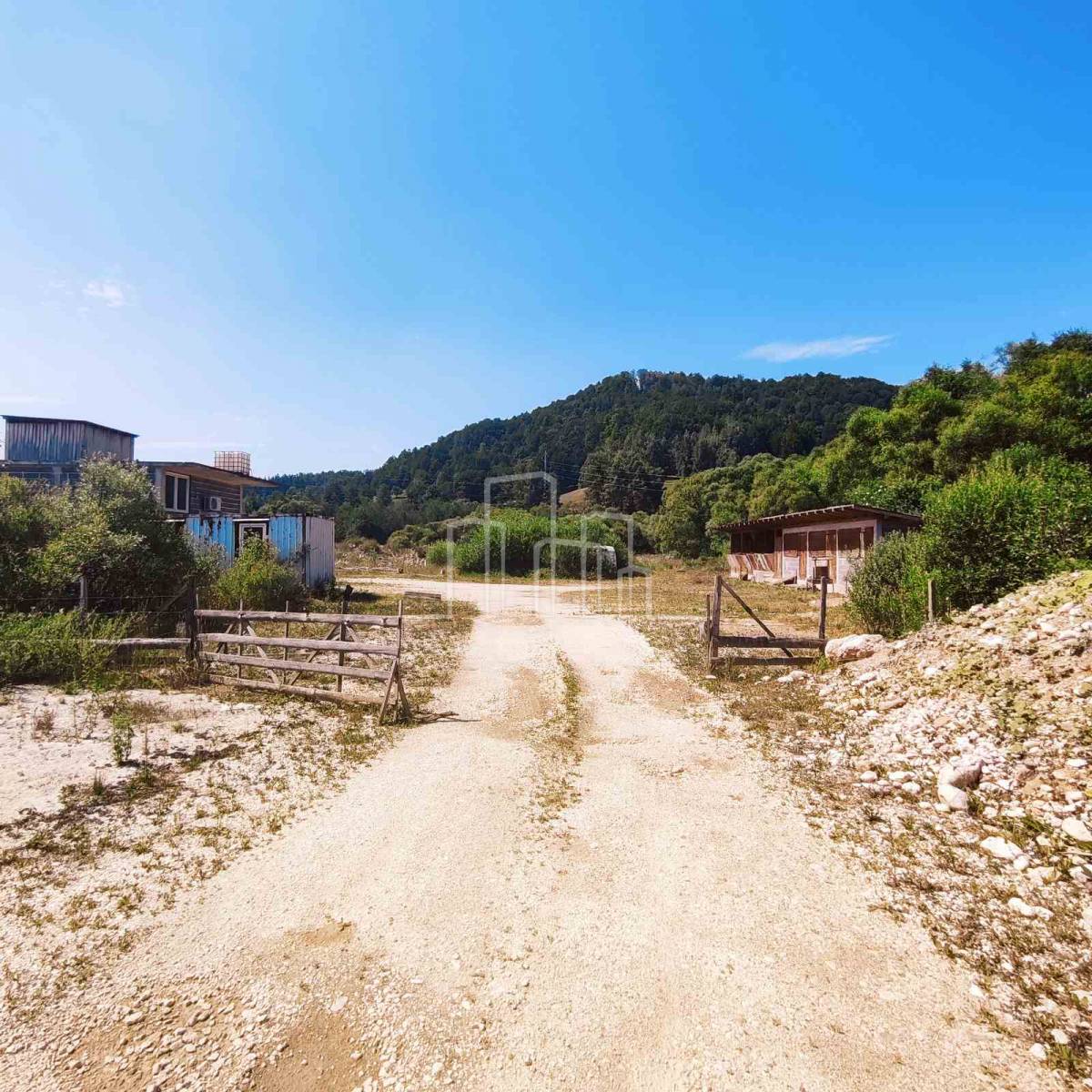 Zemljište 12.000m² sa objektima Sumbulovac prodaja