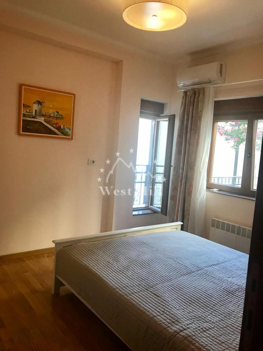 Apartmani u modernoj zgradi, Zelenika