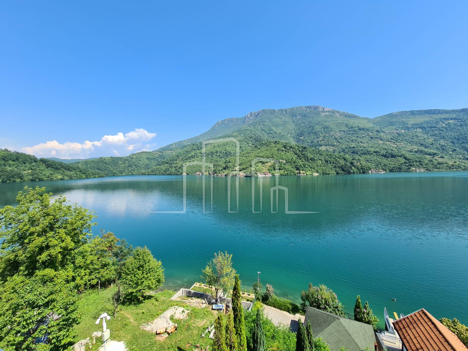 Prodaja apartmanska kuća sa plažom Jablaničko Jezero