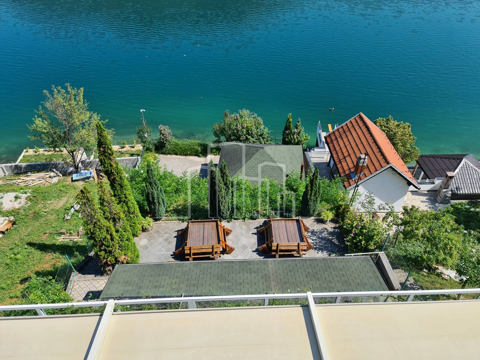 Prodaja apartmanska kuća sa plažom Jablaničko Jezero