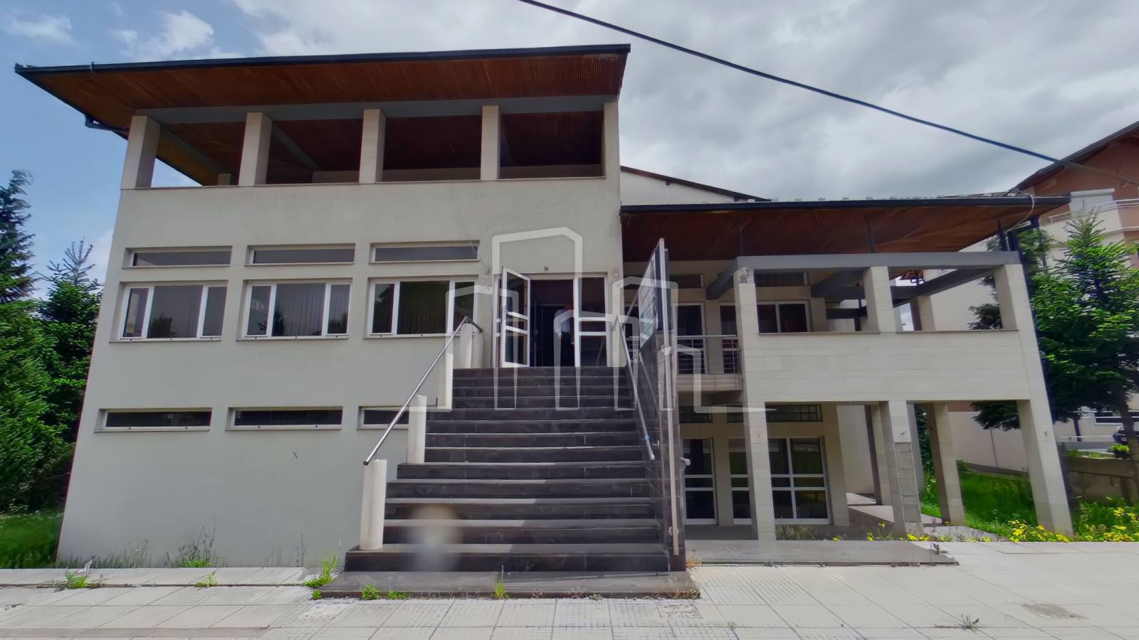 Višenamjenski Poslovni Objekat Kiseljak Površine 740m² 3 Etaže dvorište 277m²