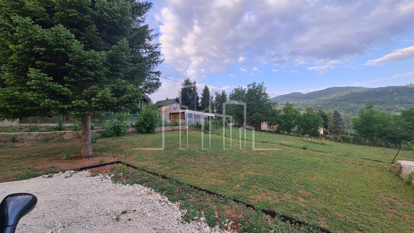 Zemljište 799m² sa upisanim objektom 72m² u osnovi Kijevo Trnovo