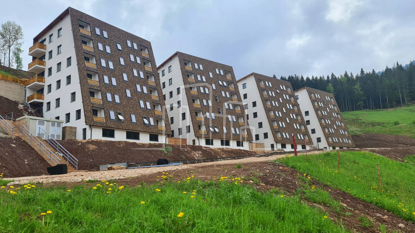 Useljivo Apartman dvije spavaće Ravna planina 45.5m² Objekat C pogled na stazu USELJIVO