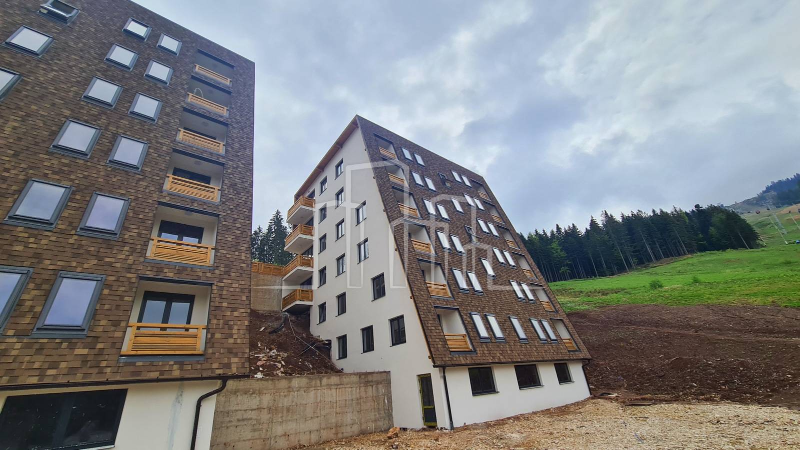 Useljivo Apartman dvije spavaće Ravna planina 45.5m² Objekat C pogled na stazu USELJIVO