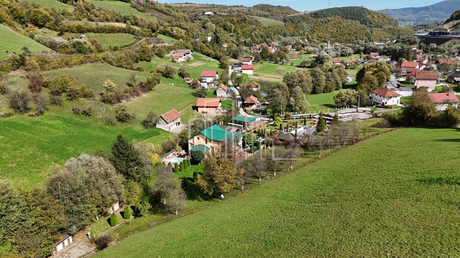 Prodaja vila sa bazenom i pratecim objektima