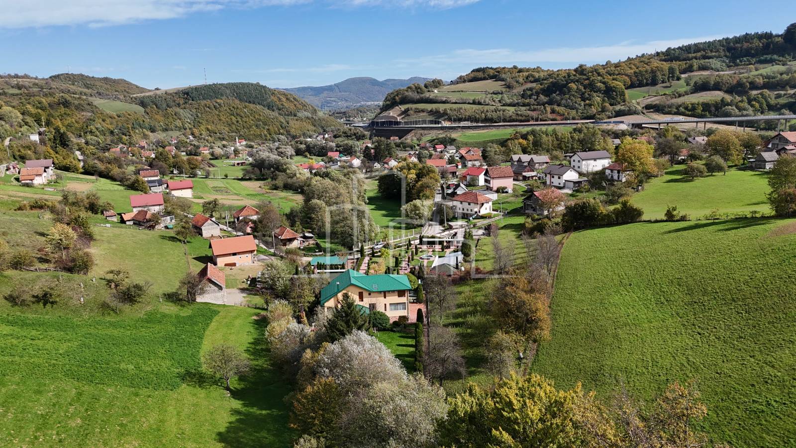 Prodaja vila sa bazenom i pratecim objektima